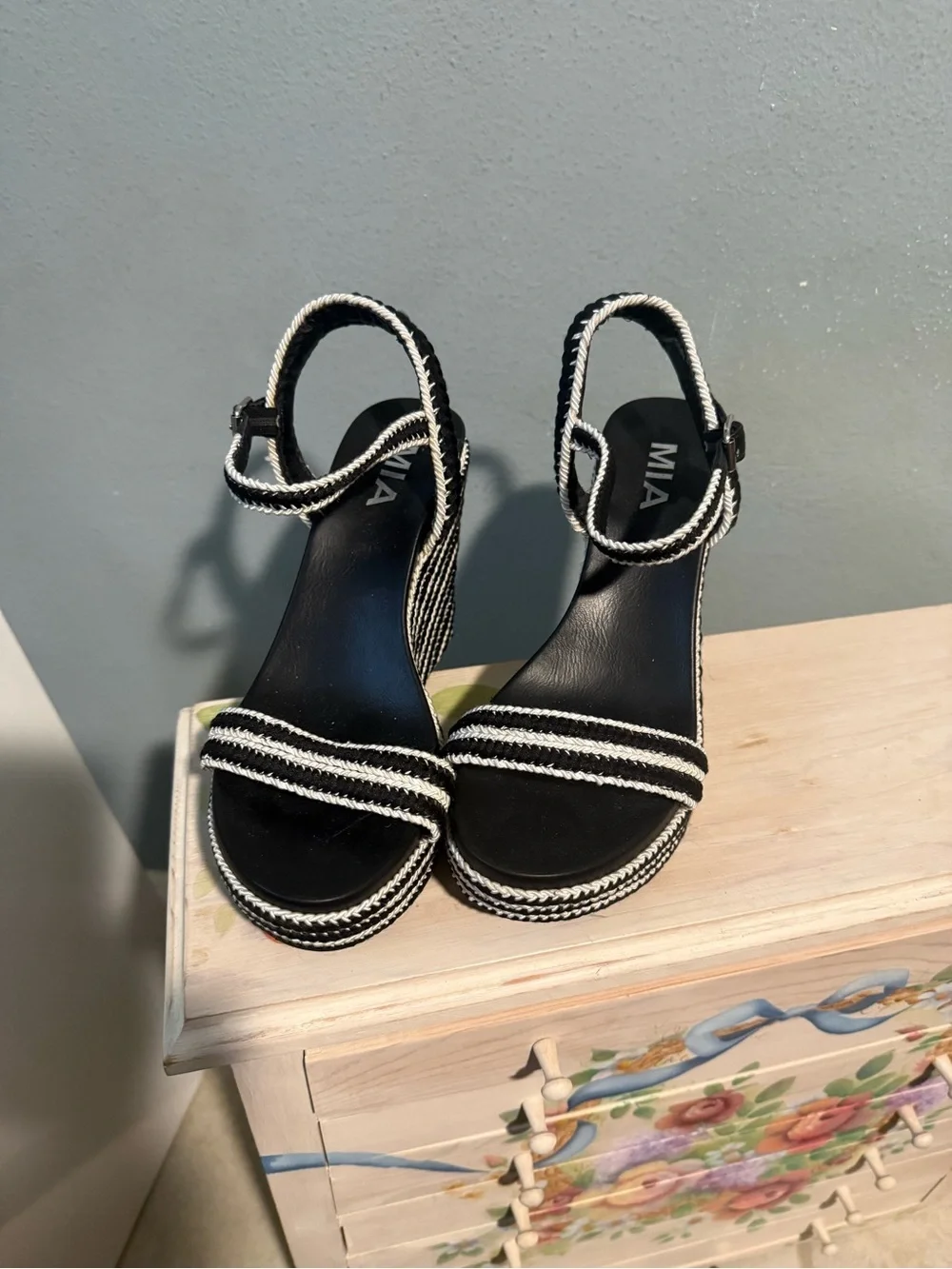 Mia Black & White Woven Platform Wedge Sandals - Women size 6